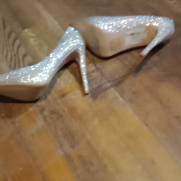 Heels - Picture 4 of 4